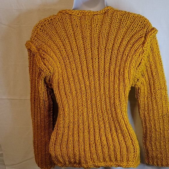 Sweater. /I DO NOT ACCEPT RETURNS - Picture 3 of 3
